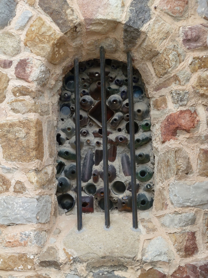 La chapelle Notre Dame de Pépiole : vitrail restauré avec des bouteilles - Six-Fours-les-Plages