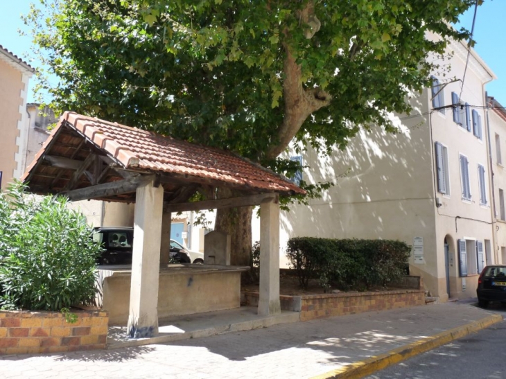 Place du Docteur Angot, le vieux lavoir - Solliès-Pont