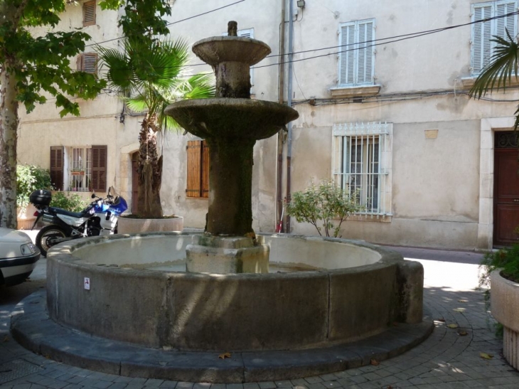 Fontaine place Gambetta - Solliès-Toucas