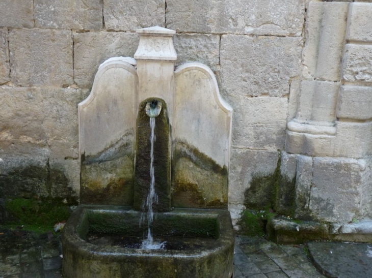 Fontaine de l'église - Solliès-Toucas