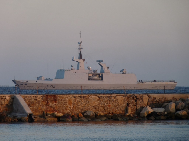 La marine veille, le COURBET en rade des vignettes - Toulon