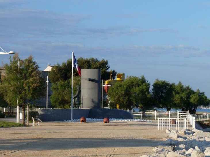 Le mémorial , dans le jardin de la tour Royale - Toulon