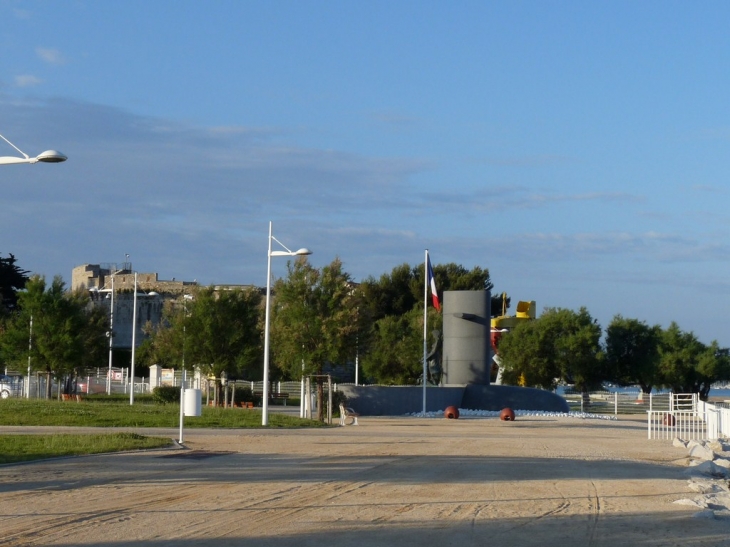 Le mémorial , dans le jardin de la tour Royale - Toulon