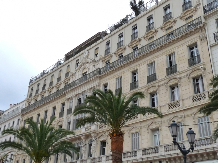 Le Grand Hotel et ses sculptures - Toulon