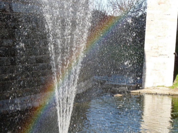 A la tour royale un arc en ciel dans le jet d'eau - Toulon