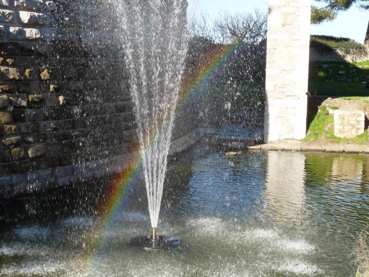 à la tour royale un arc en ciel dans le jet d'eau - Toulon