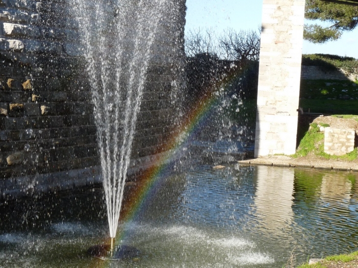 à la tour royale un arc en ciel dans le jet d'eau - Toulon