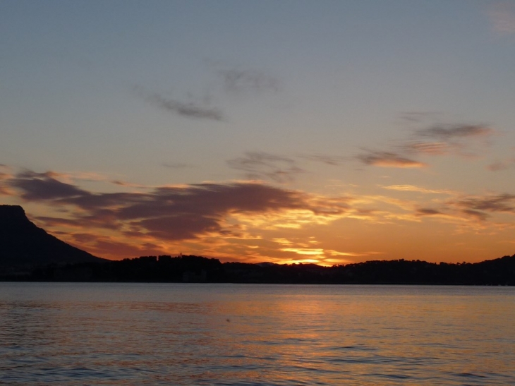 Lever du soleil sur Toulon