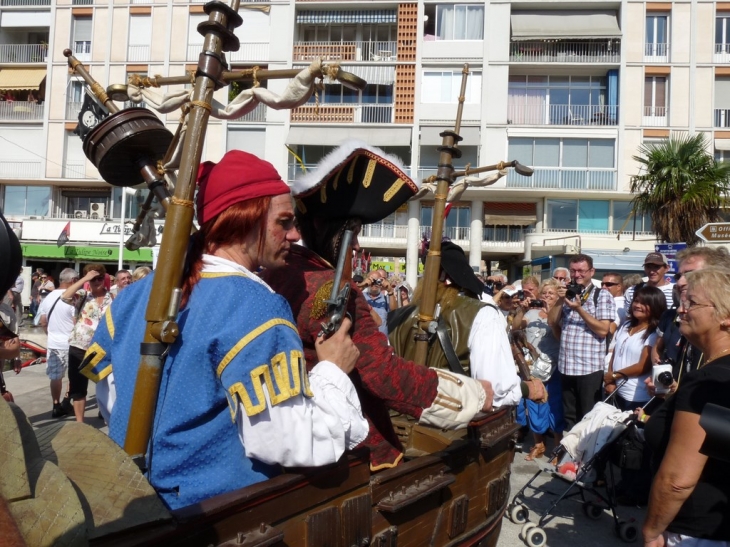 Tall ships Régatta 2013 , la parade des équipages - Toulon