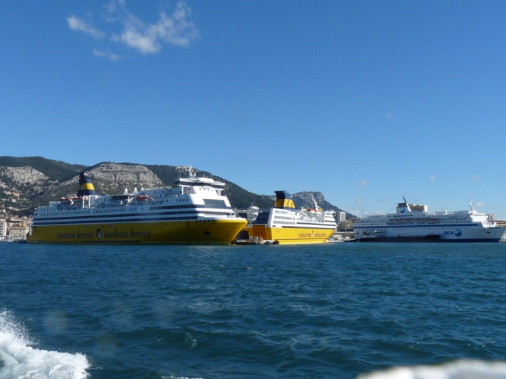 Les ferries dans le port de gauche à droite Méga Sméralda--Méga Express --Méditerranée - Toulon