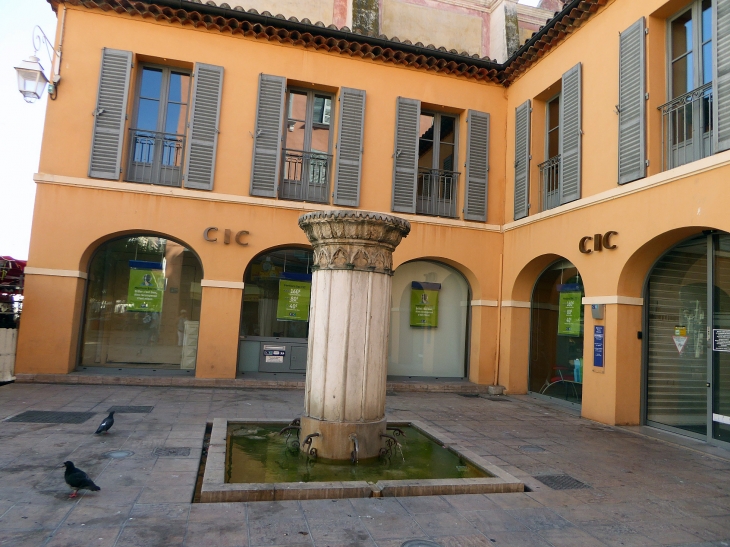 Fontaine place Louis Blanc - Toulon