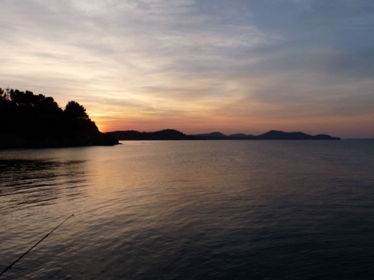 Lever du soleil sur la rade des vignettes - Toulon