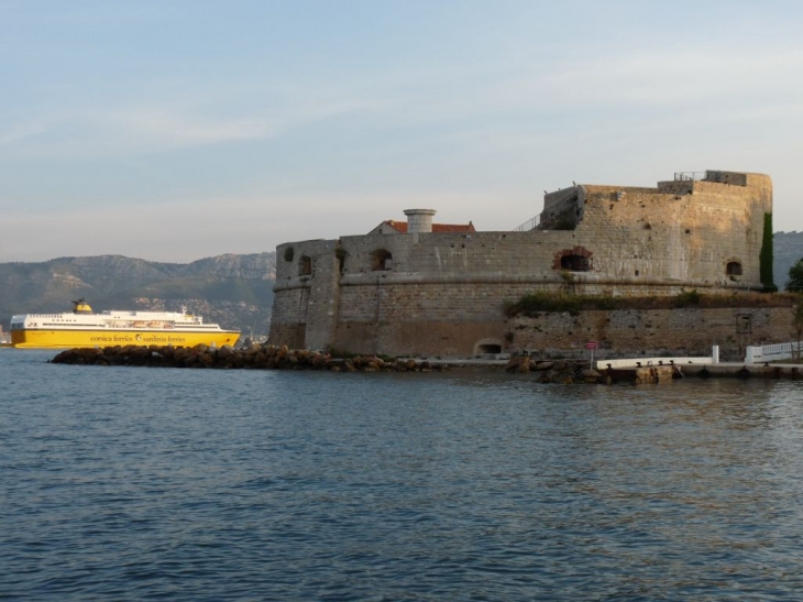 La Tour Royale--Un ferrie rentrant à quai - Toulon