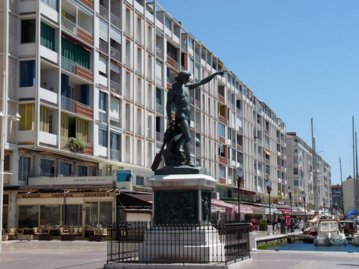 Statue sur le quai Cronstat  - Toulon