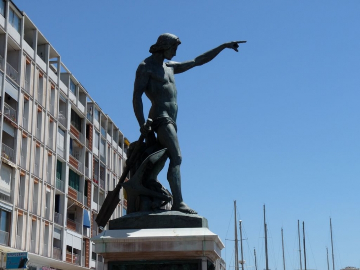 Statue sur le quai Cronstat   - Toulon