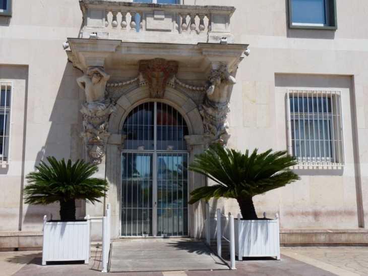 Sur le carré du port  - Toulon