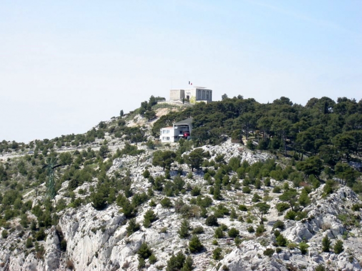 Mémorial  et gare du téléphérique - Toulon