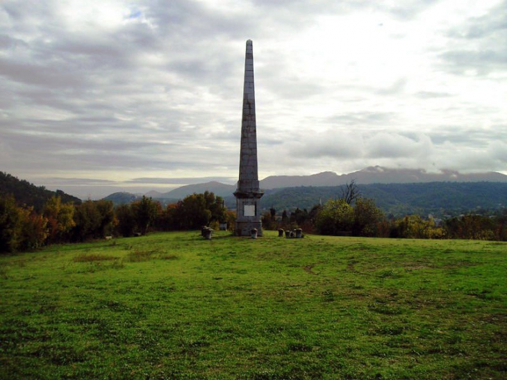 L'obélisque dans le parc du château - Tourves