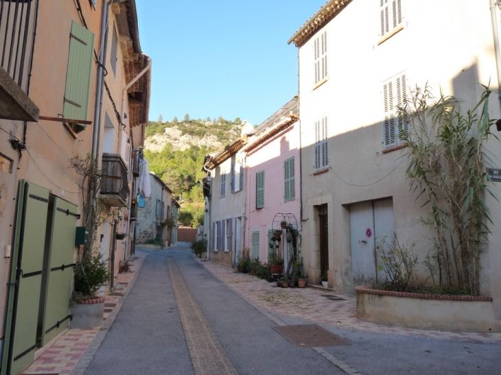 Rue des Rosiers - Vins-sur-Caramy