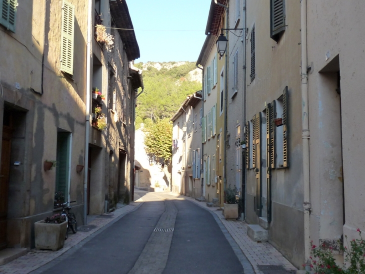 La grand rue - Vins-sur-Caramy