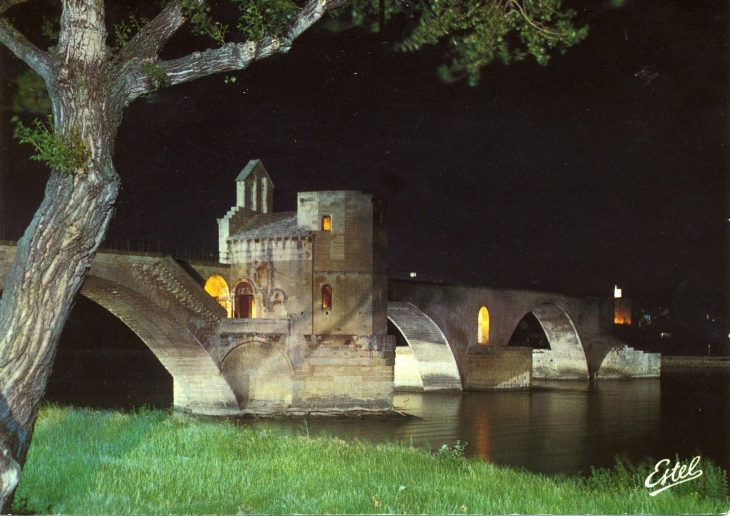 Le Pont Saint-Bénézet XII° et la Chapelle Saint-Nicolas illuminés. Il fut, au Moyen-Age, un des quatre ponts de pierre sur le Rhône entre Lyon et la Mer (carte postale de 1980) - Avignon