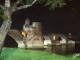 Le Pont Saint-Bénézet XII° et la Chapelle Saint-Nicolas illuminés. Il fut, au Moyen-Age, un des quatre ponts de pierre sur le Rhône entre Lyon et la Mer (carte postale de 1980)