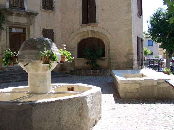 Fontaine et lavoir - Bédoin