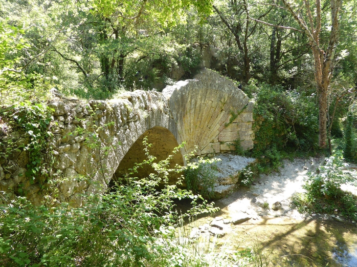 En contrebas du village : pont à coquille sur l'Aiguebrun - Bonnieux