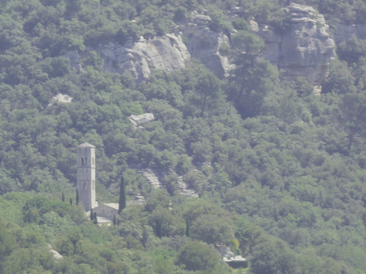 Vue sur le prieuré Saint Symphorien et les falaises - Buoux