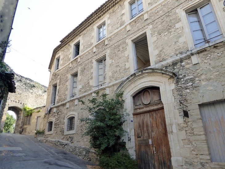 Maison Renaissance et porte dans les remparts - Caumont-sur-Durance