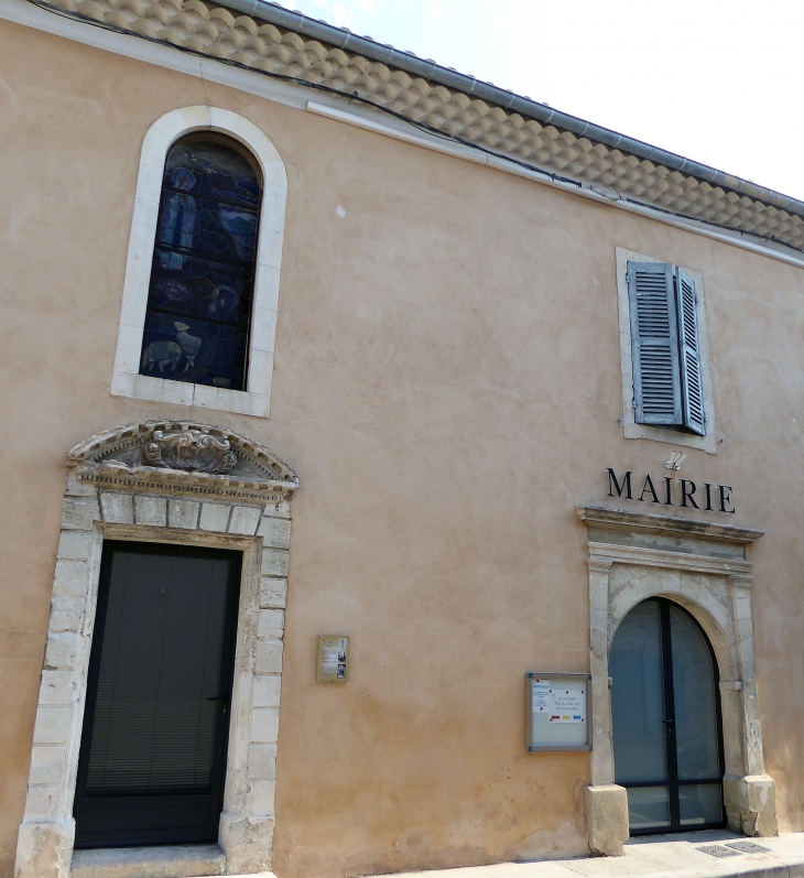 La mairie et la chapelle Notre Dame des Pauvres - Caumont-sur-Durance