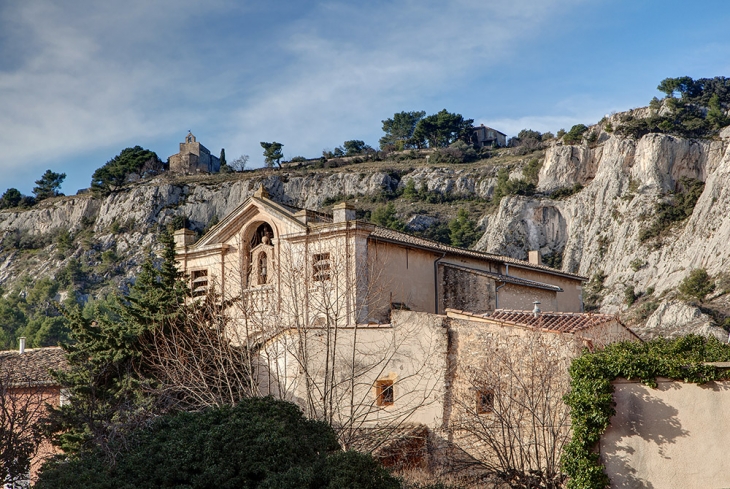 Vue sur la chapelle du Grand Couvent et la colline St Jacques - Cavaillon