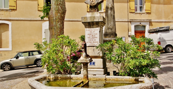 Fontaine - Châteauneuf-de-Gadagne