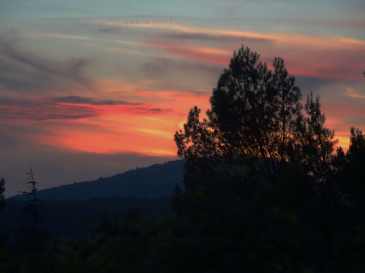 Coucher de soleil place de la mairie - Crillon-le-Brave