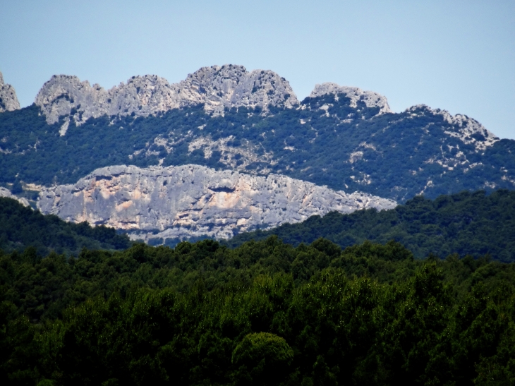 Dentelles de montmirail vue de la place de la mairie - Crillon-le-Brave