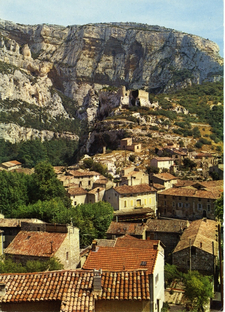 Vue générale. Dans le fond les ruines du château des Evêques (carte postale de 1970) - Fontaine-de-Vaucluse