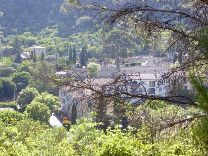 Vue sur le village - Fontaine-de-Vaucluse