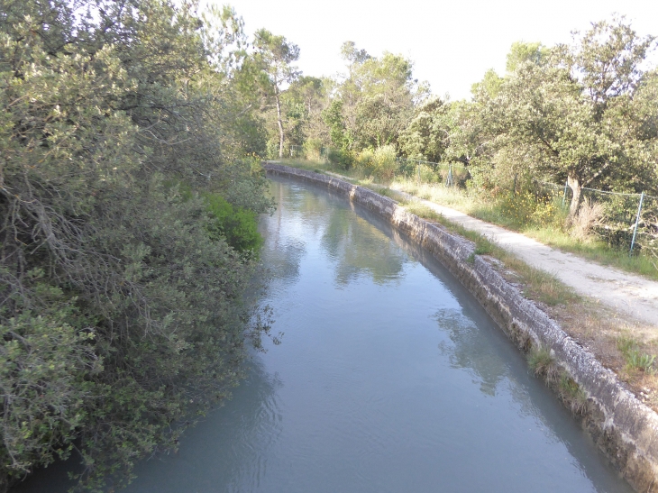 Le canal de Carpentras - Fontaine-de-Vaucluse