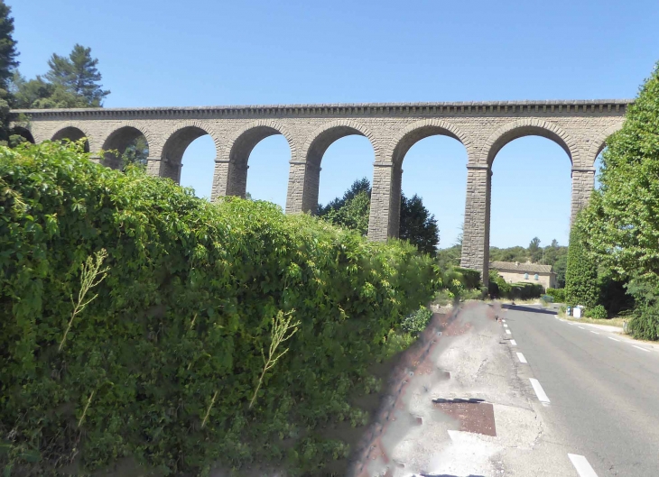 Le pont aqueduc de Galas permettant au canal de traverser la Sorgue - Fontaine-de-Vaucluse