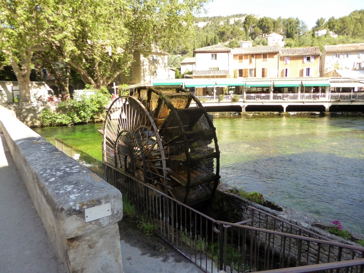 Le village au bord de la Sorgue - Fontaine-de-Vaucluse