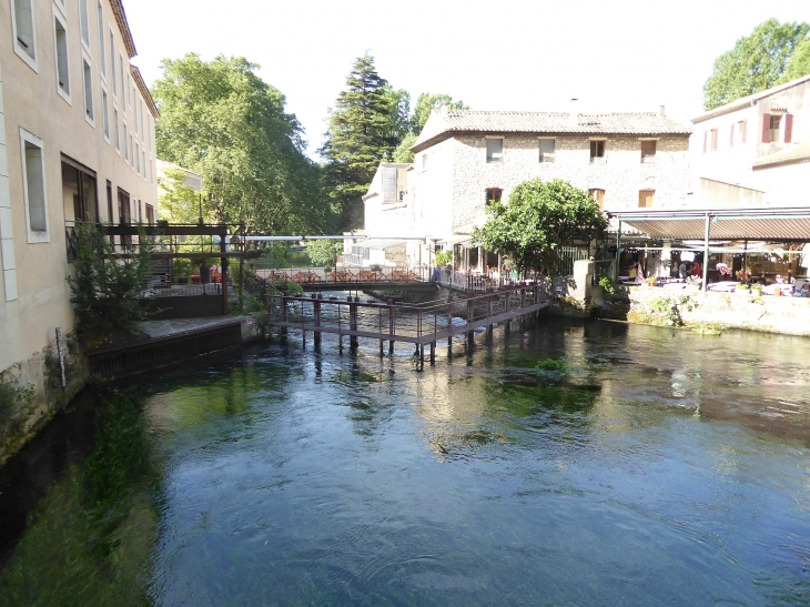 Le village au bord de la Sorgue - Fontaine-de-Vaucluse