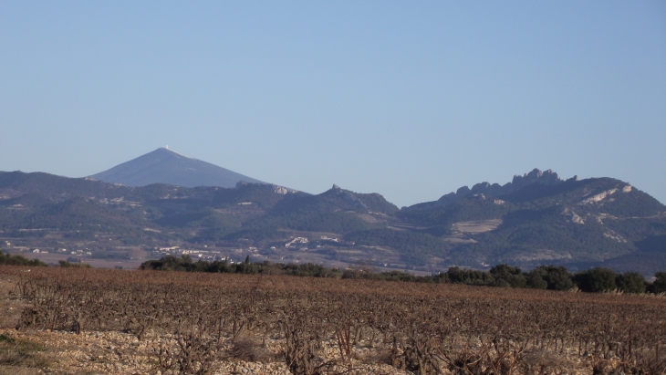 Gigondas , Ventoux et Dentelles vu du Plan de Dieu