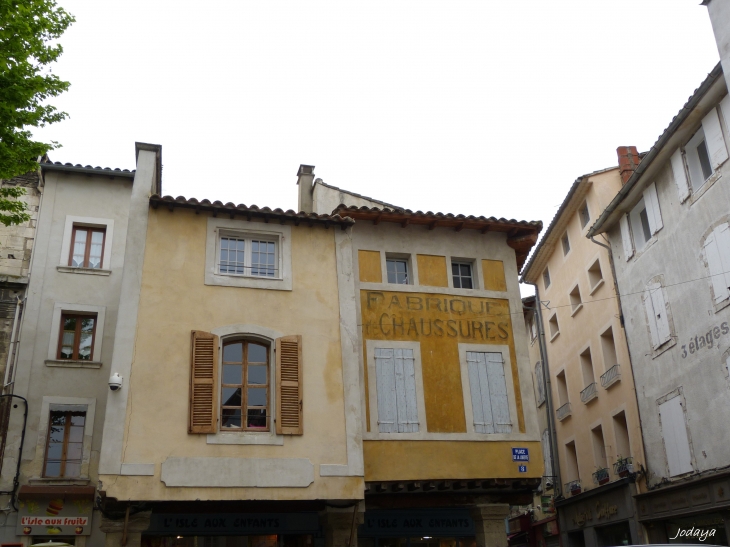 L'isle sur la Sorgue. Place de la Liberté - L'Isle-sur-la-Sorgue