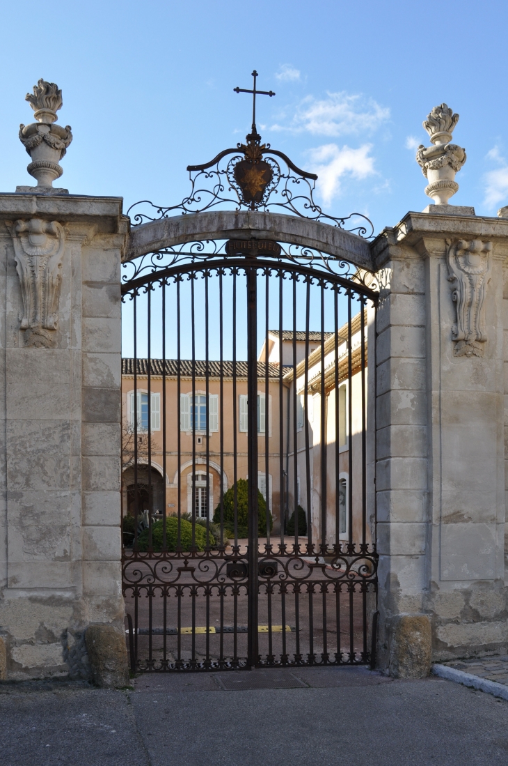 La Grille en fer forgé de l'Hopital de l'Isle, oeuvre du serrurier islois Michel-Ange Genin (Info : les  - L'Isle-sur-la-Sorgue