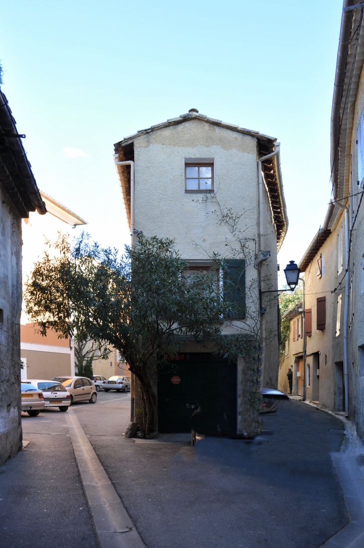 Au milieu des rues, une maison... - L'Isle-sur-la-Sorgue