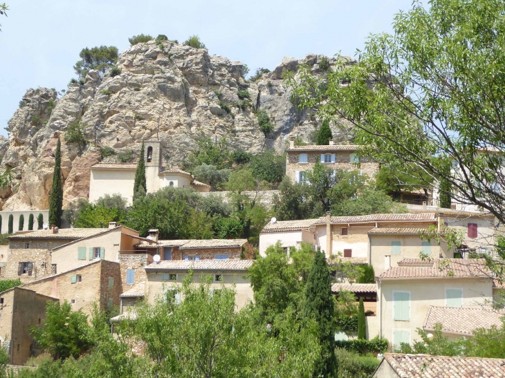 Le village adossé au rocher - La Roque-Alric