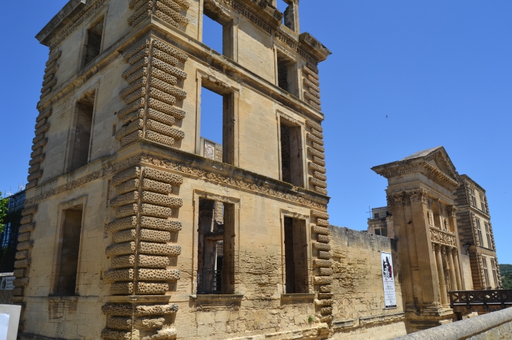   Château De La Tour-D'Aigues 11 Em Siècle 