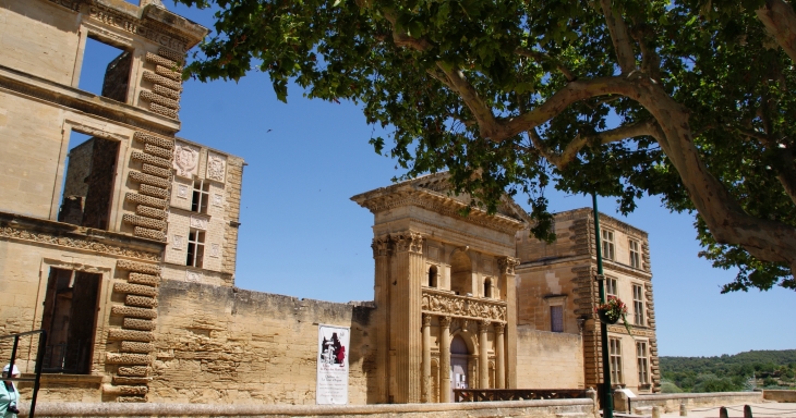   Château De La Tour-D'Aigues 11 Em Siècle 