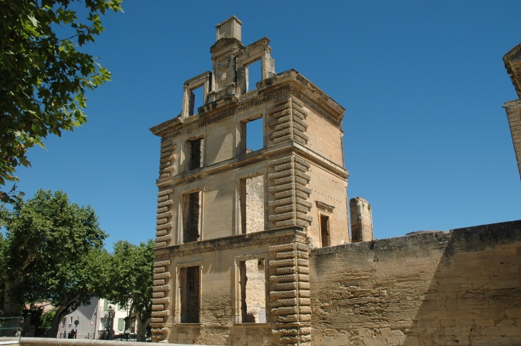  - La Tour-d'Aigues