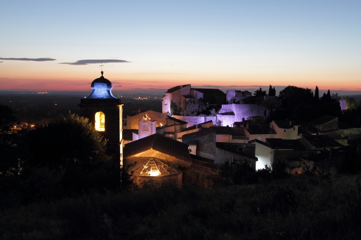 Lagnes la nuit vue de la colline du Piei